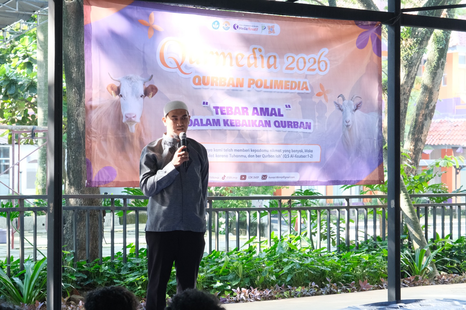 Dalam rangka memperingati Hari Raya Idul Adha 1447 H, Dewan Kemakmuran Masjid (DKM) Masjid Ar-Rahman Politeknik Negeri Media Kreatif (Polimedia) menggelar kegiatan penyembelihan hewan qurban