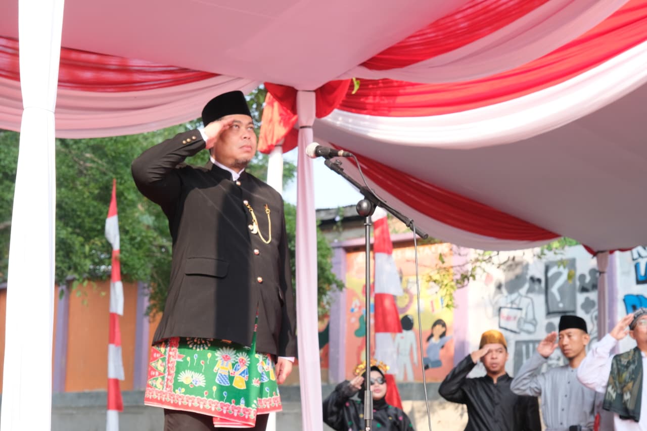 Pelaksanaan upacara 17 Agustus dalam rangka Hari Ulang Tahun Republik Indonesia di Politeknik Negeri Media Kreatif
